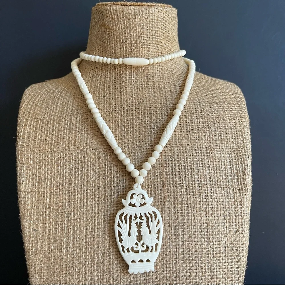 Elegant Carved bone Pendant Bead Necklace. - Picture 1 of 8